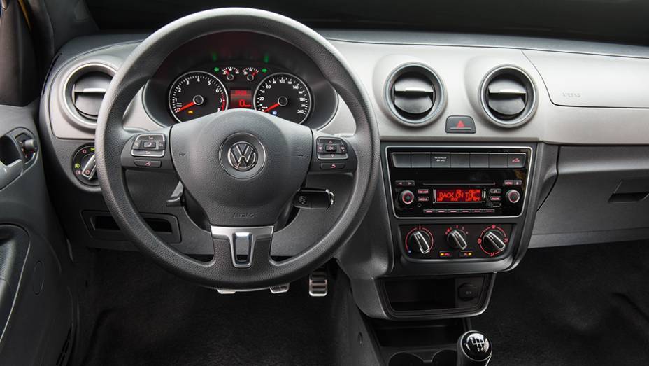 Atualização trocou os direcionadores das saídas de ar e os botões do sistema de ventilação | <a href="https://beta-develop.quatrorodas.abril.com.br/carros/lancamentos/vw-saveiro-cross-2014-743387.shtml" rel="migration">Leia mais</a> Atualização trocou os direcionadores das saídas de ar e os botões do sistema de ventilação | <a href="https://beta-develop.quatrorodas.abril.com.br/carros/lancamentos/vw-saveiro-cross-2014-743387.shtml" rel="migration">Leia mais</a>