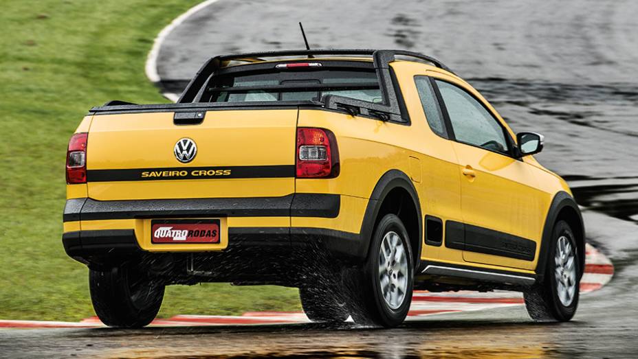Na parte traseira, o nome da versão passou a ser embutida em um adesivo preto horizontal | <a href="https://beta-develop.quatrorodas.abril.com.br/carros/lancamentos/vw-saveiro-cross-2014-743387.shtml" rel="migration">Leia mais</a> Na parte traseira, o nome da versão passou a ser embutida em um adesivo preto horizontal | <a href="https://beta-develop.quatrorodas.abril.com.br/carros/lancamentos/vw-saveiro-cross-2014-743387.shtml" rel="migration">Leia mais</a>