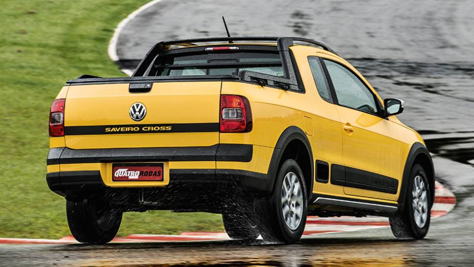 Na parte traseira, o nome da versão passou a ser embutida em um adesivo preto horizontal | <a href="https://beta-develop.quatrorodas.abril.com.br/carros/lancamentos/vw-saveiro-cross-2014-743387.shtml" rel="migration">Leia mais</a>