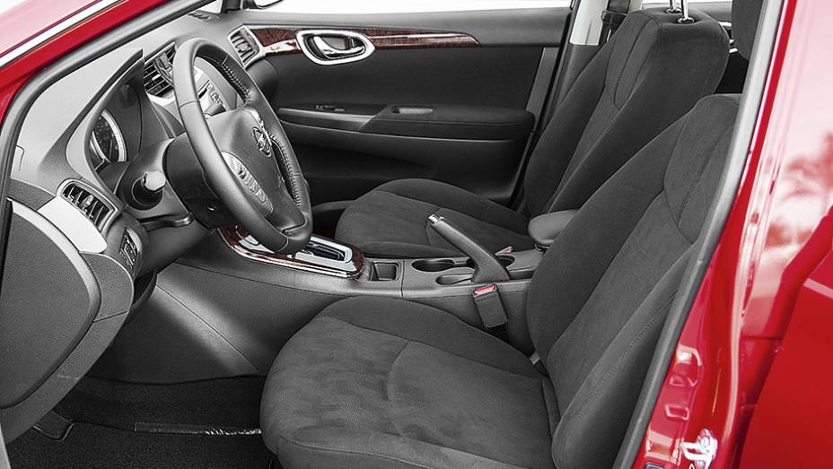 O Sentra tem mais espaço interno que o irmão Altima, de categoria superior | <a href="https://beta-develop.quatrorodas.abril.com.br/carros/impressoes/nissan-sentra-1-8-744751.shtml" rel="migration">Leia mais</a>