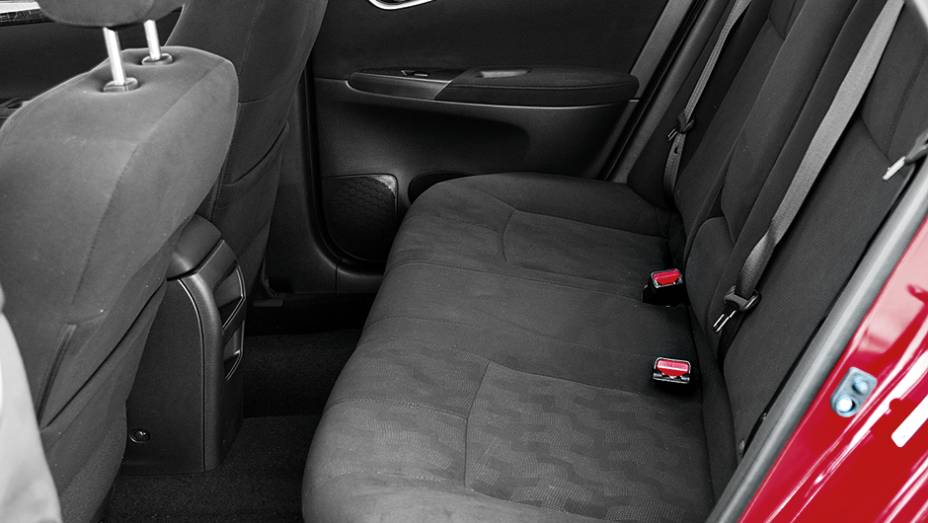 O Sentra tem mais espaço interno que o irmão Altima, de categoria superior | <a href="https://beta-develop.quatrorodas.abril.com.br/carros/impressoes/nissan-sentra-1-8-744751.shtml" rel="migration">Leia mais</a>