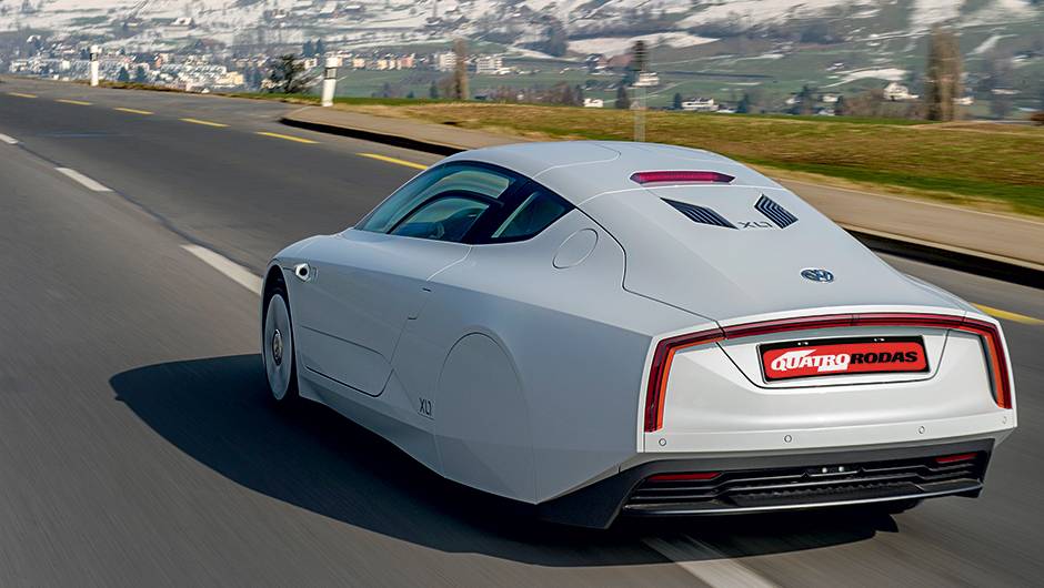 Rodas cobertas e traseira afilada para ajudar na aerodin&acirc;mica | <a href="https://beta-develop.quatrorodas.abril.com.br/carros/impressoes/volkswagen-xl1-744382.shtml" rel="migration">Leia mais</a>