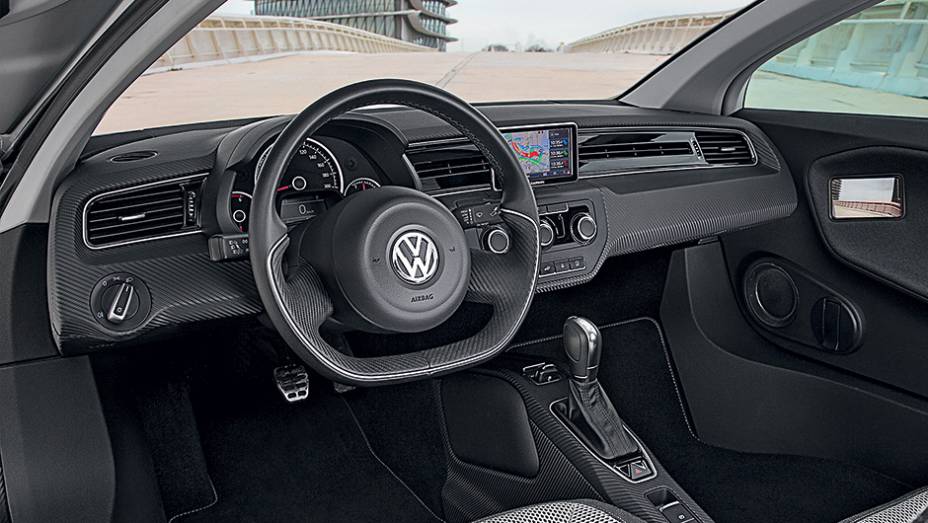 Interior rico em fibra de carbono | <a href="https://beta-develop.quatrorodas.abril.com.br/carros/impressoes/volkswagen-xl1-744382.shtml" rel="migration">Leia mais</a>