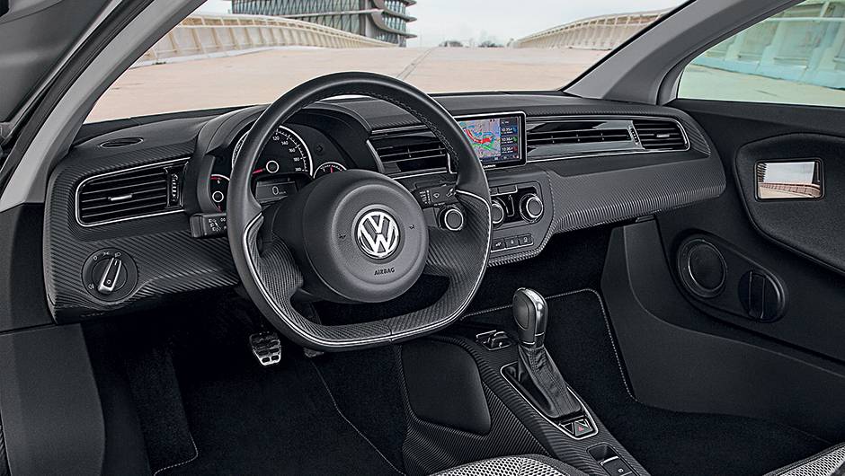 Interior rico em fibra de carbono | <a href="https://beta-develop.quatrorodas.abril.com.br/carros/impressoes/volkswagen-xl1-744382.shtml" rel="migration">Leia mais</a> Interior rico em fibra de carbono | <a href="https://beta-develop.quatrorodas.abril.com.br/carros/impressoes/volkswagen-xl1-744382.shtml" rel="migration">Leia mais</a>