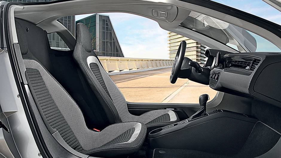 Banco do passageiro 22 cm mais recuado que o do motorista, para deixar o ve&iacute;culo mais estreito | <a href="https://beta-develop.quatrorodas.abril.com.br/carros/impressoes/volkswagen-xl1-744382.shtml" rel="migration">Leia mais</a>