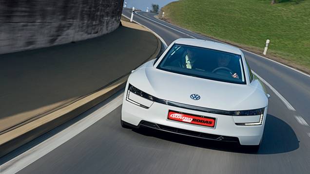 Motor diesel é traseiro, mas o ar é captado sob o para-choque | <a href="https://beta-develop.quatrorodas.abril.com.br/carros/impressoes/volkswagen-xl1-744382.shtml" rel="migration">Leia mais</a> Motor diesel é traseiro, mas o ar é captado sob o para-choque | <a href="https://beta-develop.quatrorodas.abril.com.br/carros/impressoes/volkswagen-xl1-744382.shtml" rel="migration">Leia mais</a>