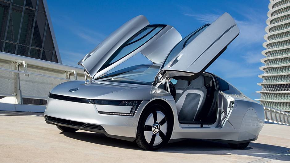 Acesso &eacute; facilitado pela porta que abre para cima e leva parte do teto, como no Ford GT | <a href="https://beta-develop.quatrorodas.abril.com.br/carros/impressoes/volkswagen-xl1-744382.shtml" rel="migration">Leia mais</a>