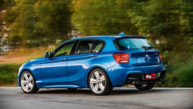 Rodas Motorsport aro 18, saias aerodin&acirc;micas e ponteira dupla de escapamento s&atilde;o itens exclusivos da vers&atilde;o 125i | <a href="https://beta-develop.quatrorodas.abril.com.br/carros/testes/bmw-125i-m-sport-748254.shtml" rel="migration">Leia mais</a>