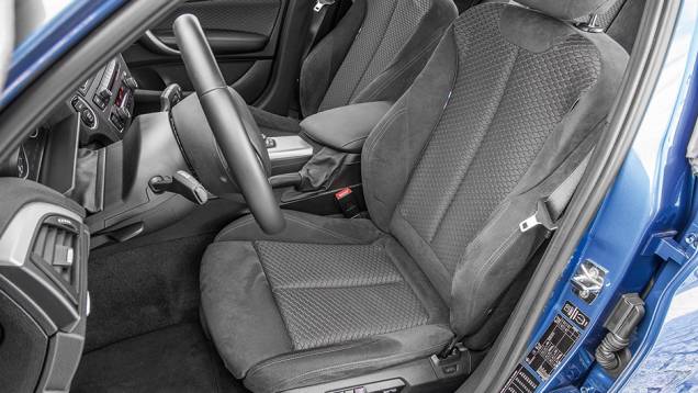 Banco esportivo com ajuste el&eacute;trico | <a href="https://beta-develop.quatrorodas.abril.com.br/carros/testes/bmw-125i-m-sport-748254.shtml" rel="migration">Leia mais</a>