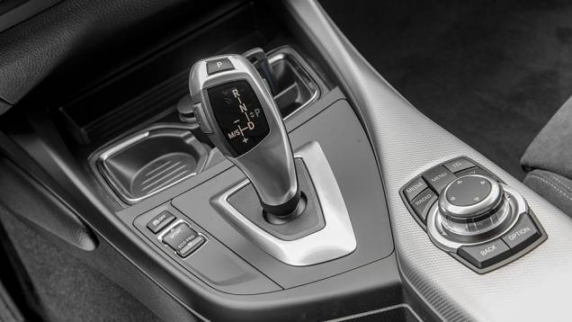 C&acirc;mbio autom&aacute;tico tem 8 marchas | <a href="https://beta-develop.quatrorodas.abril.com.br/carros/testes/bmw-125i-m-sport-748254.shtml" rel="migration">Leia mais</a>