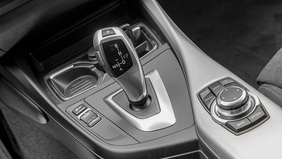 Câmbio automático tem 8 marchas | <a href="https://beta-develop.quatrorodas.abril.com.br/carros/testes/bmw-125i-m-sport-748254.shtml" rel="migration">Leia mais</a> Câmbio automático tem 8 marchas | <a href="https://beta-develop.quatrorodas.abril.com.br/carros/testes/bmw-125i-m-sport-748254.shtml" rel="migration">Leia mais</a>