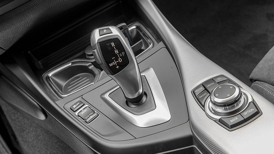 C&acirc;mbio autom&aacute;tico tem 8 marchas | <a href="https://beta-develop.quatrorodas.abril.com.br/carros/testes/bmw-125i-m-sport-748254.shtml" rel="migration">Leia mais</a>