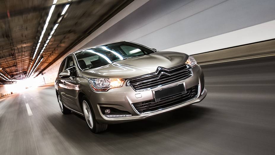 Sucessor do C4 Pallas, o C4 Lounge foi originalmente lançado na China | <a href="https://beta-develop.quatrorodas.abril.com.br/carros/lancamentos/citroen-c4-lounge-749737.shtml" rel="migration">Saiba mais sobre o C4 Lounge</a> | <a href="https://beta-develop.quatrorodas.abril.com.br/carros/impresso" rel="migration"></a>