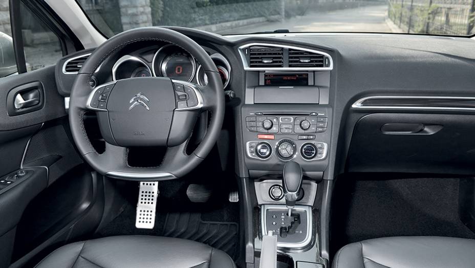 C4 Lounge abandonou o volante de cubo fixo | <a href="https://beta-develop.quatrorodas.abril.com.br/carros/lancamentos/citroen-c4-lounge-749737.shtml" rel="migration">Saiba mais sobre o C4 Lounge</a> | <a href="https://beta-develop.quatrorodas.abril.com.br/carros/impressoes/citroen-c4-l-1-6-thp-746" rel="migration"></a> C4 Lounge abandonou o volante de cubo fixo | <a href="https://beta-develop.quatrorodas.abril.com.br/carros/lancamentos/citroen-c4-lounge-749737.shtml" rel="migration">Saiba mais sobre o C4 Lounge</a> | <a href="https://beta-develop.quatrorodas.abril.com.br/carros/impressoes/citroen-c4-l-1-6-thp-746" rel="migration"></a>