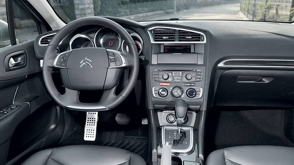 C4 Lounge abandonou o volante de cubo fixo | <a href="https://beta-develop.quatrorodas.abril.com.br/carros/lancamentos/citroen-c4-lounge-749737.shtml" rel="migration">Saiba mais sobre o C4 Lounge</a> | <a href="https://beta-develop.quatrorodas.abril.com.br/carros/impressoes/citroen-c4-l-1-6-thp-746" rel="migration"></a> C4 Lounge abandonou o volante de cubo fixo | <a href="https://beta-develop.quatrorodas.abril.com.br/carros/lancamentos/citroen-c4-lounge-749737.shtml" rel="migration">Saiba mais sobre o C4 Lounge</a> | <a href="https://beta-develop.quatrorodas.abril.com.br/carros/impressoes/citroen-c4-l-1-6-thp-746" rel="migration"></a>