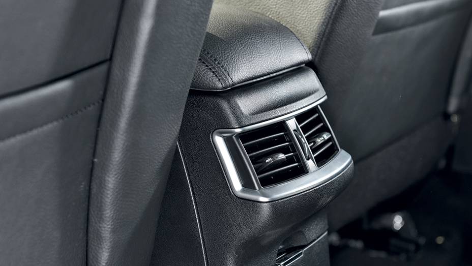 Não terá ajuste da ventilação traseira, mas manterá as saídas de ar atrás | <a href="https://beta-develop.quatrorodas.abril.com.br/carros/lancamentos/citroen-c4-lounge-749737.shtml" rel="migration">Saiba mais sobre o C4 Lounge</a> | <a href="https://beta-develop.quatrorodas.abril.com.br/carros/impr" rel="migration"></a> Não terá ajuste da ventilação traseira, mas manterá as saídas de ar atrás | <a href="https://beta-develop.quatrorodas.abril.com.br/carros/lancamentos/citroen-c4-lounge-749737.shtml" rel="migration">Saiba mais sobre o C4 Lounge</a> | <a href="https://beta-develop.quatrorodas.abril.com.br/carros/impr" rel="migration"></a>