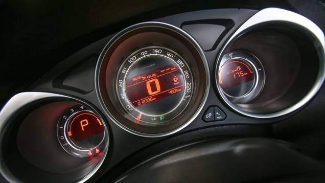Em vez de instrumentos digitais no meio do painel, versões analógica e digital atrás do volante | <a href="https://beta-develop.quatrorodas.abril.com.br/carros/lancamentos/citroen-c4-lounge-749737.shtml" rel="migration">Saiba mais sobre o C4 Lounge</a> | <a href="https://quatrorodas.ab" rel="migration"></a> Em vez de instrumentos digitais no meio do painel, versões analógica e digital atrás do volante | <a href="https://beta-develop.quatrorodas.abril.com.br/carros/lancamentos/citroen-c4-lounge-749737.shtml" rel="migration">Saiba mais sobre o C4 Lounge</a> | <a href="https://quatrorodas.ab" rel="migration"></a>
