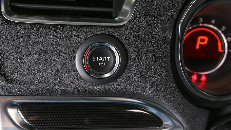 Versão topo-de-linha traz partida do motor no botão | <a href="https://beta-develop.quatrorodas.abril.com.br/carros/lancamentos/citroen-c4-lounge-749737.shtml" rel="migration">Saiba mais sobre o C4 Lounge</a> | <a href="https://beta-develop.quatrorodas.abril.com.br/carros/impressoes/citroen-c4-l-1-" rel="migration"></a>