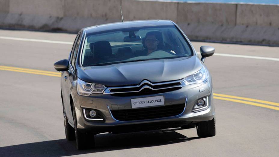 A dianteira lembra o C4 hatch europeu e a linha DS vendida no pa&iacute;s | <a href="https://beta-develop.quatrorodas.abril.com.br/carros/lancamentos/citroen-c4-lounge-749737.shtml" rel="migration">Saiba mais sobre o C4 Lounge</a> | <a href="https://beta-develop.quatrorodas.abril.com.br/carros/impressoes/" rel="migration"></a>
