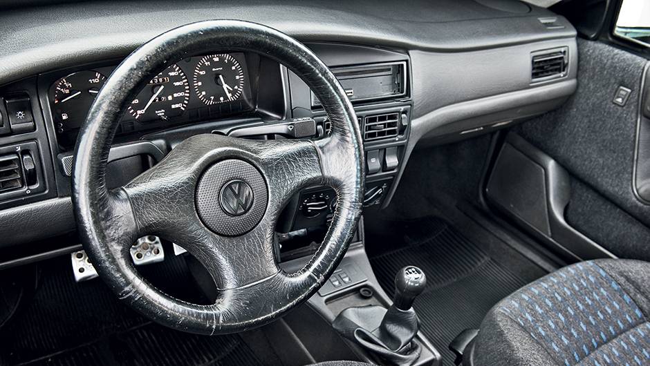 Volante de três raios e painel inspirado no Passat alemão | <a href="https://beta-develop.quatrorodas.abril.com.br/carros/classicos-brasileiros/volkswagen-quantum-segunda-geracao-746867.shtml" rel="migration">Leia mais</a> Volante de três raios e painel inspirado no Passat alemão | <a href="https://beta-develop.quatrorodas.abril.com.br/carros/classicos-brasileiros/volkswagen-quantum-segunda-geracao-746867.shtml" rel="migration">Leia mais</a>