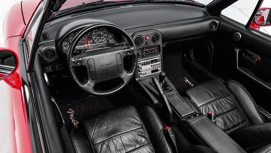 Com dois ocupantes, a divis&atilde;o de peso era 50% em cada eixo | <a href="https://beta-develop.quatrorodas.abril.com.br/carros/classicos-grandescarros/mazda-mx-5-miata-747828.shtml" rel="migration">Leia mais</a>