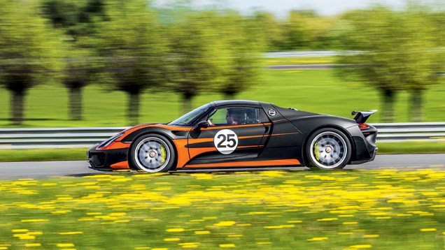 Asa traseira retr&aacute;til pode ajustar altura e inclina&ccedil;&atilde;o | <a href="https://beta-develop.quatrorodas.abril.com.br/carros/impressoes/porsche-918-spyder-748396.shtml" rel="migration">Leia mais</a>