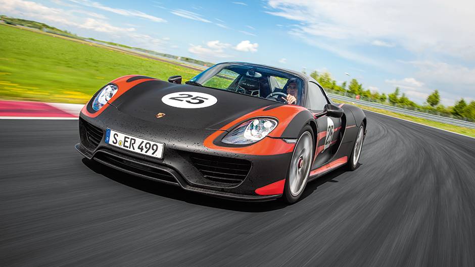 As duas entradas frontais podem se fechar para reduzir consumo | <a href="https://beta-develop.quatrorodas.abril.com.br/carros/impressoes/porsche-918-spyder-748396.shtml" rel="migration">Leia mais</a> As duas entradas frontais podem se fechar para reduzir consumo | <a href="https://beta-develop.quatrorodas.abril.com.br/carros/impressoes/porsche-918-spyder-748396.shtml" rel="migration">Leia mais</a>
