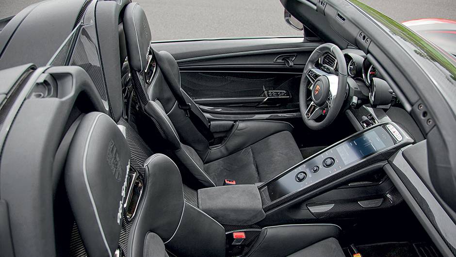 No console central flutuante, um monitor agrega a central multimídia... | <a href="https://beta-develop.quatrorodas.abril.com.br/carros/impressoes/porsche-918-spyder-748396.shtml" rel="migration">Leia mais</a> No console central flutuante, um monitor agrega a central multimídia... | <a href="https://beta-develop.quatrorodas.abril.com.br/carros/impressoes/porsche-918-spyder-748396.shtml" rel="migration">Leia mais</a>
