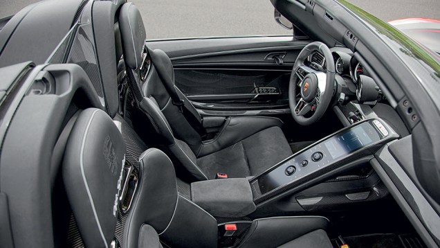 No console central flutuante, um monitor agrega a central multimídia... | <a href="https://beta-develop.quatrorodas.abril.com.br/carros/impressoes/porsche-918-spyder-748396.shtml" rel="migration">Leia mais</a> No console central flutuante, um monitor agrega a central multimídia... | <a href="https://beta-develop.quatrorodas.abril.com.br/carros/impressoes/porsche-918-spyder-748396.shtml" rel="migration">Leia mais</a>