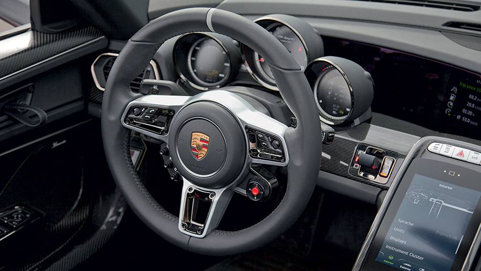 ... enquanto atrás do volante estão as informações básicas para a pilotagem | <a href="https://beta-develop.quatrorodas.abril.com.br/carros/impressoes/porsche-918-spyder-748396.shtml" rel="migration">Leia mais</a> ... enquanto atrás do volante estão as informações básicas para a pilotagem | <a href="https://beta-develop.quatrorodas.abril.com.br/carros/impressoes/porsche-918-spyder-748396.shtml" rel="migration">Leia mais</a>