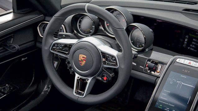 ... enquanto atr&aacute;s do volante est&atilde;o as informa&ccedil;&otilde;es b&aacute;sicas para a pilotagem | <a href="https://beta-develop.quatrorodas.abril.com.br/carros/impressoes/porsche-918-spyder-748396.shtml" rel="migration">Leia mais</a>