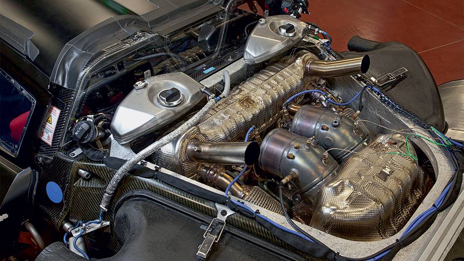 O V8 de 4,6 litros trabalha em conjunto com o motor el&eacute;trico traseiro | <a href="https://beta-develop.quatrorodas.abril.com.br/carros/impressoes/porsche-918-spyder-748396.shtml" rel="migration">Leia mais</a>