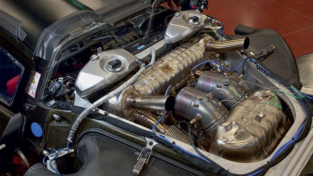 O V8 de 4,6 litros trabalha em conjunto com o motor elétrico traseiro | <a href="https://beta-develop.quatrorodas.abril.com.br/carros/impressoes/porsche-918-spyder-748396.shtml" rel="migration">Leia mais</a> O V8 de 4,6 litros trabalha em conjunto com o motor elétrico traseiro | <a href="https://beta-develop.quatrorodas.abril.com.br/carros/impressoes/porsche-918-spyder-748396.shtml" rel="migration">Leia mais</a>