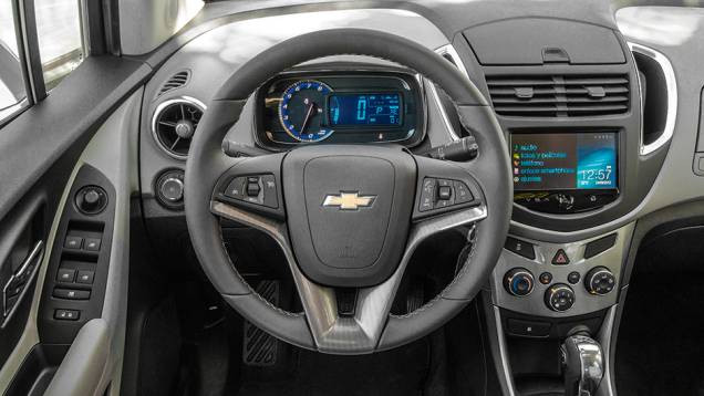 Instrumentos similares aos do Cobalt | <a href="https://beta-develop.quatrorodas.abril.com.br/carros/impressoes/chevrolet-tracker-747577.shtml" rel="migration">Leia mais</a> Instrumentos similares aos do Cobalt | <a href="https://beta-develop.quatrorodas.abril.com.br/carros/impressoes/chevrolet-tracker-747577.shtml" rel="migration">Leia mais</a>