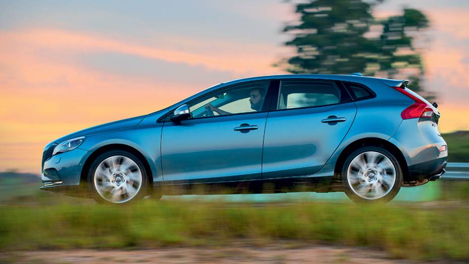 Linhas dinâmicas comprometeram o espaço na cabine | <a href="https://beta-develop.quatrorodas.abril.com.br/carros/testes/volvo-v40-t4-748393.shtml" rel="migration">Leia mais</a> Linhas dinâmicas comprometeram o espaço na cabine | <a href="https://beta-develop.quatrorodas.abril.com.br/carros/testes/volvo-v40-t4-748393.shtml" rel="migration">Leia mais</a>