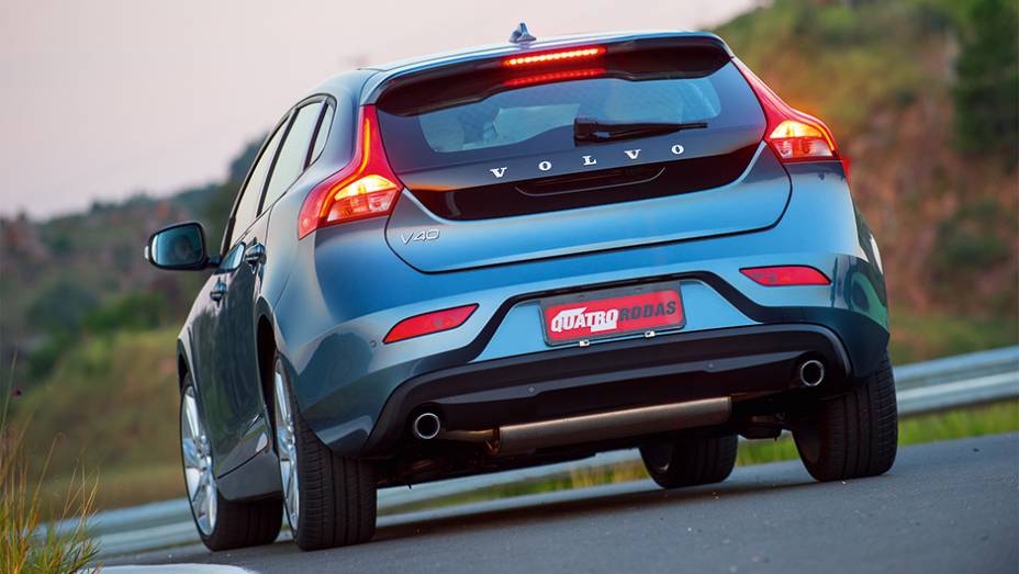Traseira guarda tra&ccedil;os comuns aos do antecessor C30, com grande &aacute;rea de vidro | <a href="https://beta-develop.quatrorodas.abril.com.br/carros/testes/volvo-v40-t4-748393.shtml" rel="migration">Leia mais</a>