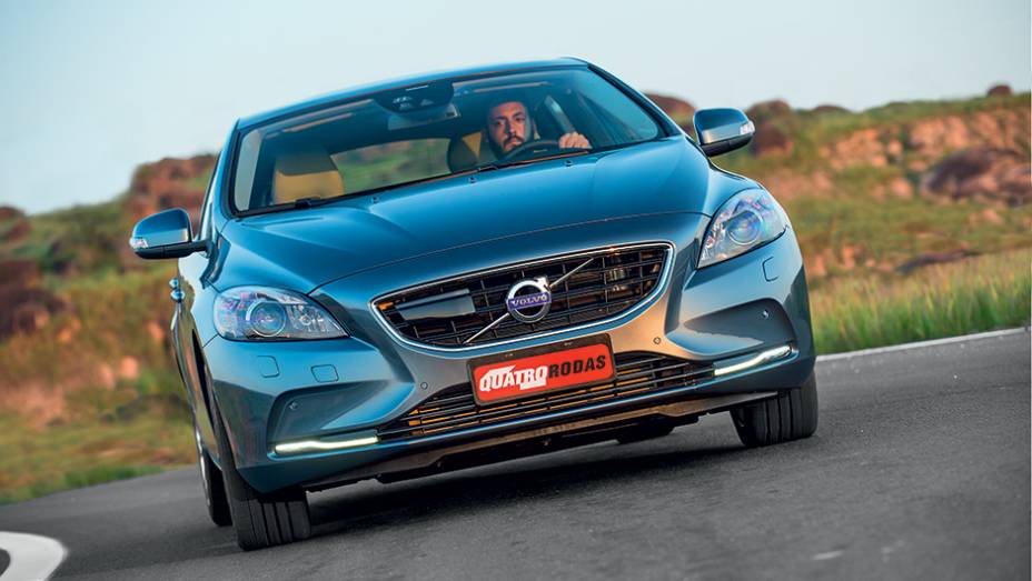Capô musculoso confere jovialidade à dianteira do V40 | <a href="https://beta-develop.quatrorodas.abril.com.br/carros/testes/volvo-v40-t4-748393.shtml" rel="migration">Leia mais</a> Capô musculoso confere jovialidade à dianteira do V40 | <a href="https://beta-develop.quatrorodas.abril.com.br/carros/testes/volvo-v40-t4-748393.shtml" rel="migration">Leia mais</a>
