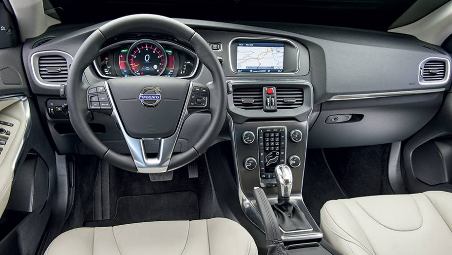 Volante multifuncional tem comandos de &aacute;udio e do piloto autom&aacute;tico | <a href="https://beta-develop.quatrorodas.abril.com.br/carros/testes/volvo-v40-t4-748393.shtml" rel="migration">Leia mais</a>