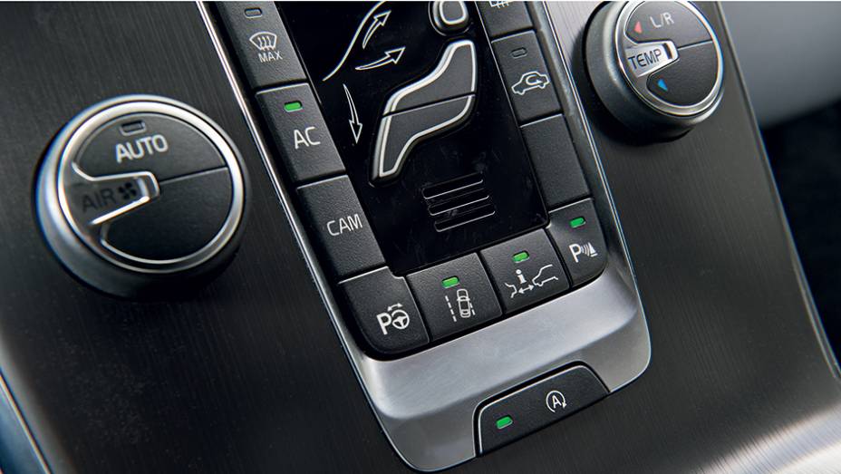 No console, teclas do assistente de manobra, piloto automático, start-stop | <a href="https://beta-develop.quatrorodas.abril.com.br/carros/testes/volvo-v40-t4-748393.shtml" rel="migration">Leia mais</a>