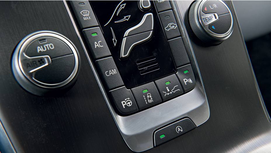 No console, teclas do assistente de manobra, piloto autom&aacute;tico, start-stop | <a href="https://beta-develop.quatrorodas.abril.com.br/carros/testes/volvo-v40-t4-748393.shtml" rel="migration">Leia mais</a>