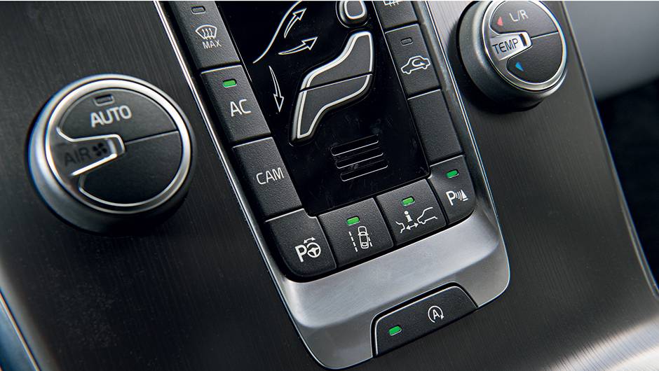 No console, teclas do assistente de manobra, piloto autom&aacute;tico, start-stop | <a href="https://beta-develop.quatrorodas.abril.com.br/carros/testes/volvo-v40-t4-748393.shtml" rel="migration">Leia mais</a>