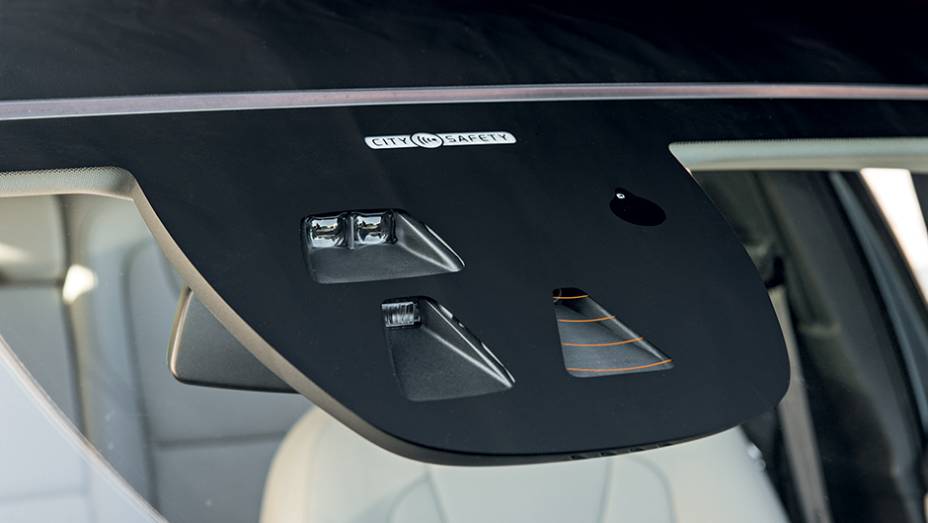 C&acirc;meras e sensores abastecem os sistemas de seguran&ccedil;a | <a href="https://beta-develop.quatrorodas.abril.com.br/carros/testes/volvo-v40-t4-748393.shtml" rel="migration">Leia mais</a>