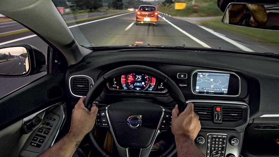 O V40 freia sozinho ao se aproximar do carro à frente | <a href="https://beta-develop.quatrorodas.abril.com.br/carros/testes/volvo-v40-t4-748393.shtml" rel="migration">Leia mais</a> O V40 freia sozinho ao se aproximar do carro à frente | <a href="https://beta-develop.quatrorodas.abril.com.br/carros/testes/volvo-v40-t4-748393.shtml" rel="migration">Leia mais</a>