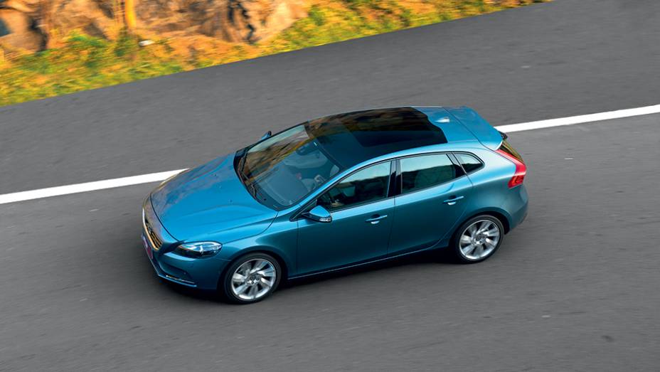 Rodas aro 18 e teto panorâmico: opcionais | <a href="https://beta-develop.quatrorodas.abril.com.br/carros/testes/volvo-v40-t4-748393.shtml" rel="migration">Leia mais</a> Rodas aro 18 e teto panorâmico: opcionais | <a href="https://beta-develop.quatrorodas.abril.com.br/carros/testes/volvo-v40-t4-748393.shtml" rel="migration">Leia mais</a>