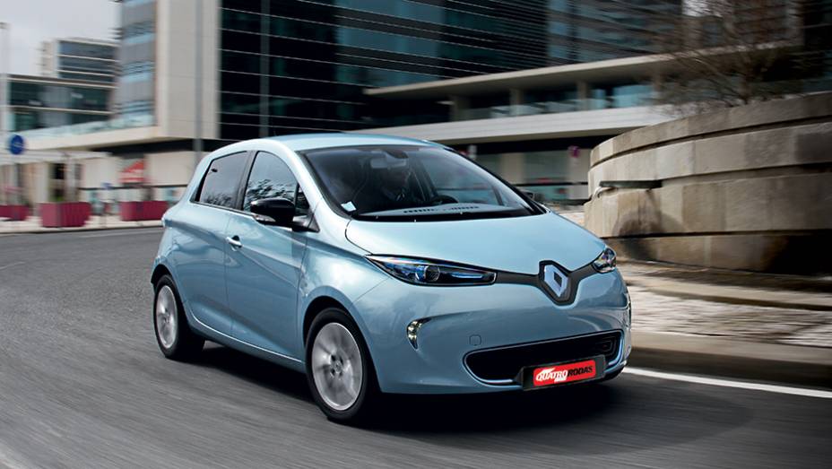 A base é do Clio europeu, mas o design é exclusivo | <a href="https://beta-develop.quatrorodas.abril.com.br/carros/impressoes/renault-zoe-747928.shtml" rel="migration">Leia mais</a>