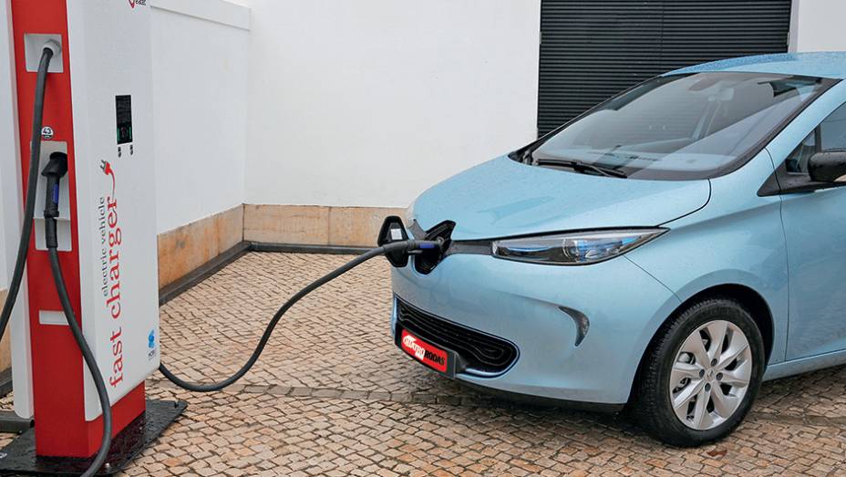 No ponto de recarga, ele recupera 80% da bateria em 30 min | <a href="https://beta-develop.quatrorodas.abril.com.br/carros/impressoes/renault-zoe-747928.shtml" rel="migration">Leia mais</a>