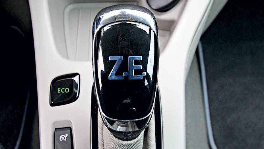 S&oacute; h&aacute; a marcha &agrave; frente e a r&eacute; | <a href="https://beta-develop.quatrorodas.abril.com.br/carros/impressoes/renault-zoe-747928.shtml" rel="migration">Leia mais</a>
