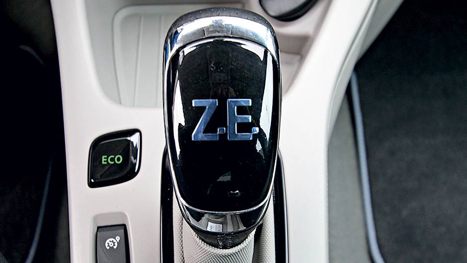 Só há a marcha à frente e a ré | <a href="https://beta-develop.quatrorodas.abril.com.br/carros/impressoes/renault-zoe-747928.shtml" rel="migration">Leia mais</a> Só há a marcha à frente e a ré | <a href="https://beta-develop.quatrorodas.abril.com.br/carros/impressoes/renault-zoe-747928.shtml" rel="migration">Leia mais</a>