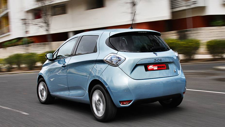 Gra&ccedil;as &agrave; bateria no piso, divis&atilde;o de peso &eacute; de 59% &agrave; frente e 41% atr&aacute;s | <a href="https://beta-develop.quatrorodas.abril.com.br/carros/impressoes/renault-zoe-747928.shtml" rel="migration">Leia mais</a>