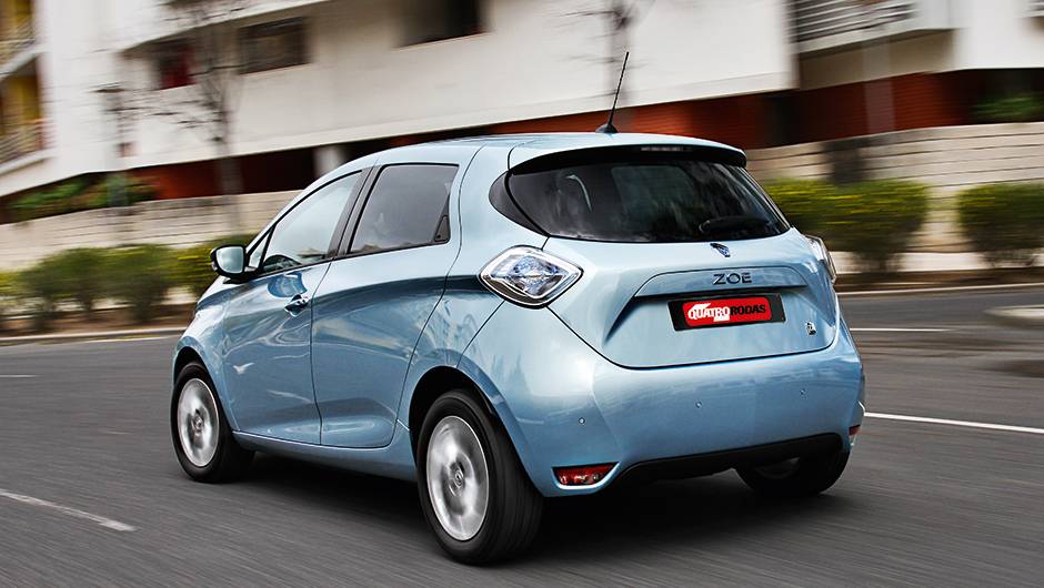 Graças à bateria no piso, divisão de peso é de 59% à frente e 41% atrás | <a href="https://beta-develop.quatrorodas.abril.com.br/carros/impressoes/renault-zoe-747928.shtml" rel="migration">Leia mais</a> Graças à bateria no piso, divisão de peso é de 59% à frente e 41% atrás | <a href="https://beta-develop.quatrorodas.abril.com.br/carros/impressoes/renault-zoe-747928.shtml" rel="migration">Leia mais</a>